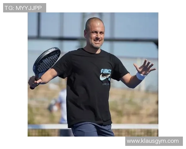 乔科尔足球的传奇之路与影响力解析追寻这位球星的辉煌历程与成就